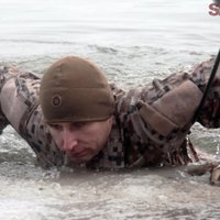 ВИДЕО: "Мы бы так не смогли". НАТО показало миру ледяные купания солдат Латвии
