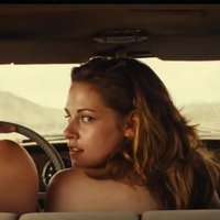 Kristenai Stjuartei jaunajā filmā ir sekss trijatā