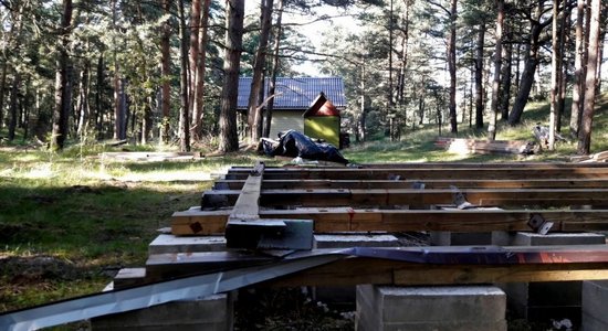 Aculiecinieks pamana nelegālu apbūvi Papes kāpās