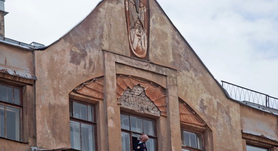 Sanktpēterburgā simtiem cilvēku protestē pret Mefistofeļa bareljefa sadauzīšanu