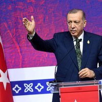 Erdogans: Turcija 'pēkšņi kādā naktī' var iebrukt Grieķijā