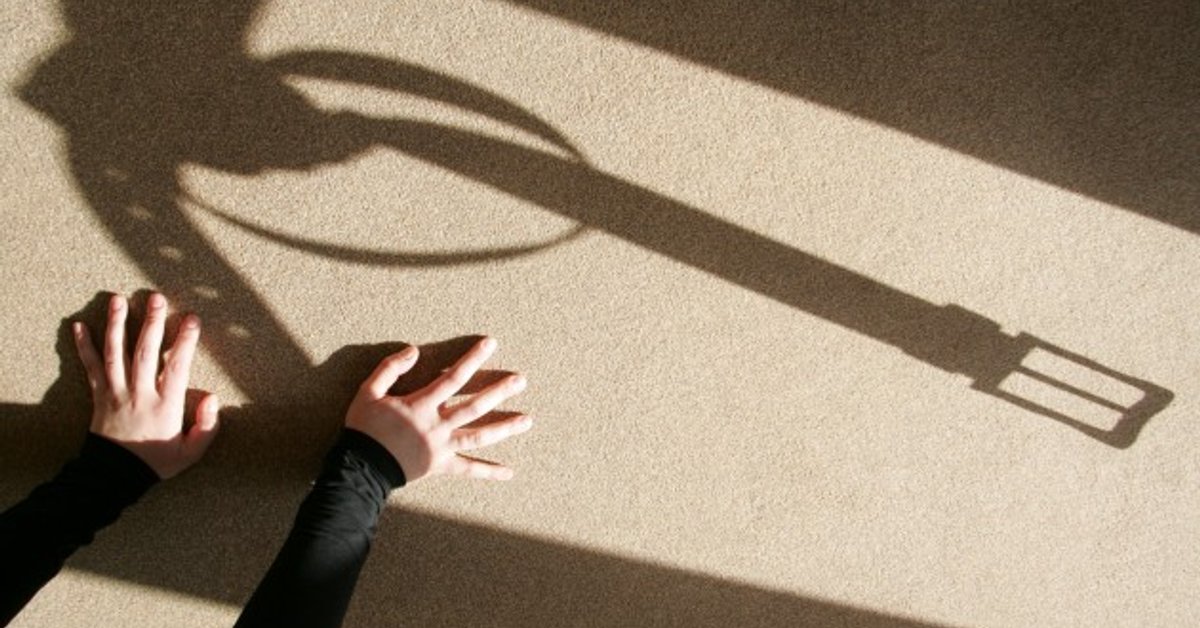 Наказание детей девочек. Строгое воспитание девочек. Бить линейкой по рукам. Бить линейкой по рукам. Наказанный ученик.