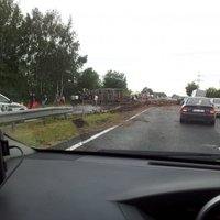 Uz Daugavpils šosejas virzienā uz Saulkalni apgāzusies kravas automašīna; satiksme atjaunota