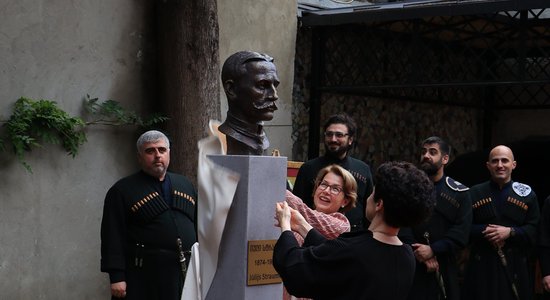 Gruzijā vērienīgi atzīmē Jūlija Straumes 150. gadadienu un atklāj viņa krūšutēlu