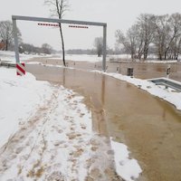 Video: Gostiņos applūst autoceļš; sākta iedzīvotāju apziņošana par plūdiem