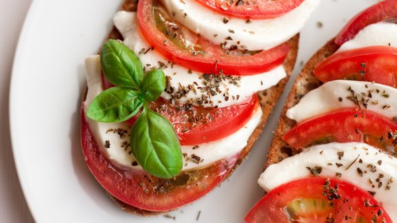 insalata caprese mocarellas salāti tomāti bazilliks