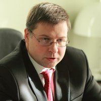 Dombrovskis: referendums draudētu ar izkrišanu no eiro ieviešanas grafika
