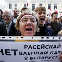 Foto: Minskā vairāki simti protestē pret jaunu Krievijas aviobāzi