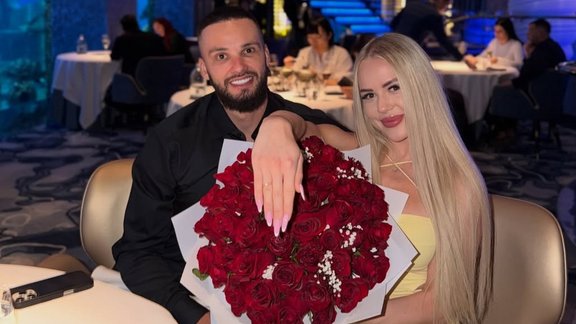 Atpazīstamais instruktors Ronalds Burnickis saderinājies ar mīļoto influenceri Martu Salcēviču