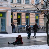 Ceturtdien gaidāms sniegs, Rīgā ietves būs slidenas