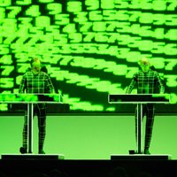 Foto: 'Kraftwerk' radioaktīvie roboti piestāj 'Arēnā Rīga'