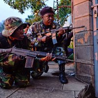 Turpinās ķīlnieku krīze Kenijā; nogalināti divi teroristi(14:56)