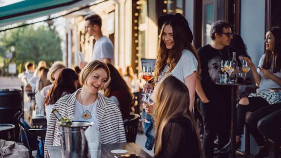 restorāns terase sievietes vakars vīns