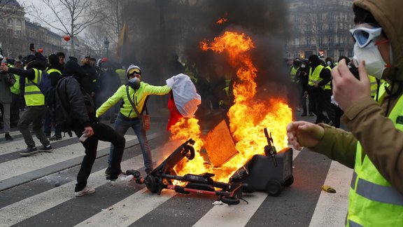 Francijā turpinās dzelteno vestu protesti - 8