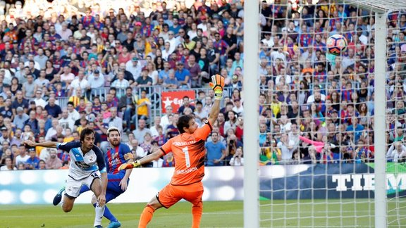 Lionel Messi scores Deportivo goalkeeper German Lux, Alejandro Arribas