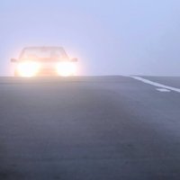 Из-за сильного тумана осложнено движение на дорогах Латвии