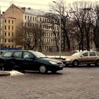 Foto: Igaunijā reģistrēts auto iekļūst ceļu satiksmes negadījumā pie 'Origo'