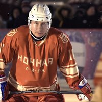 Foto: Kā Putins Sarkanajā laukumā spēlēja hokeju