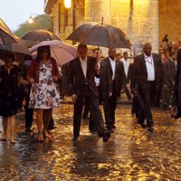 Foto: Kubieši vēro pa peļķēm laipojošo Obamu ģimeni