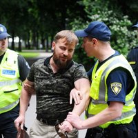 Girss, Lindermans un Gapoņenko ar vēl dažiem draugiem nogādāti policijā