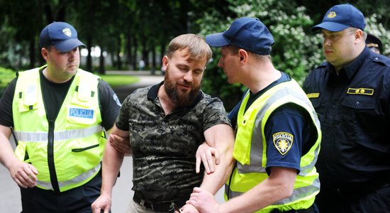 Girss, Lindermans un Gapoņenko ar vēl dažiem draugiem nogādāti policijā