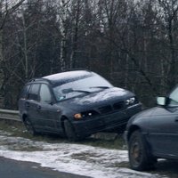 ФОТО: Разбитый BMW три дня простоял на обочине в Вецмилгрависе – полиция не реагировала