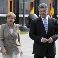 Ukrainas iestāšanās NATO netiek izskatīta, paziņo Merkele