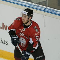 Latvijas hokeja izlases debitantam Demiteram PČ beidzas pirmajā treniņā Prāgā