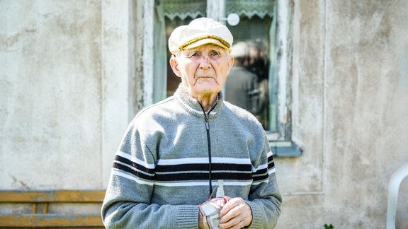 Uz formas miroņgalva un Latvijas karoga vairodziņš. 99 gadus vecā leģionāra Brusova stāsts