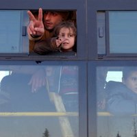 Alepo aptur evakuāciju; kolonnai uzbrūk šiītu kaujinieki un civiliedzīvotāji