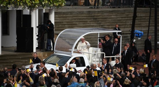 Nolikt malā apsūdzības un pieņemt vienam otru – pāvests Francisks mudina ticīgos Aglonā