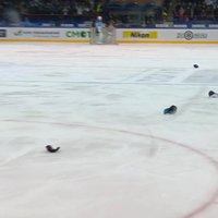 'Sibirj' līdzjutēji aizturēti par cepuru mešanu uz ledus pēc hokejista 'hat-trick'
