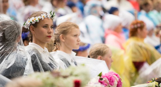 Foto: Spītējot lietavām, Dikļos izskanējis Dziesmusvētku ieskaņas koncerts