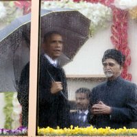 Foto: Obama lietū un aiz bruņustikla vēro krāšņo Indijas Republikas dienas parādi