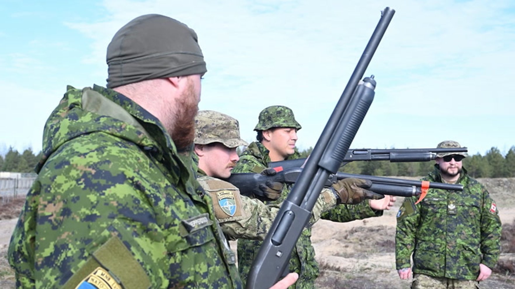 Video: Kanādas un Latvijas karavīri trenējas apkarot dronus