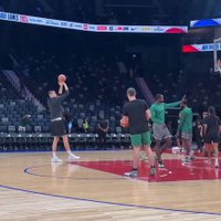 Video: Porziņģis pirms "Celtics" pārbaudes spēles Abū Dabī izdara metienus pa grozu 