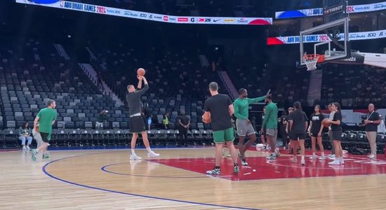 Video: Porziņģis pirms "Celtics" pārbaudes spēles Abū Dabī izdara metienus pa grozu 