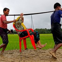 Mjanma mīnē robežu, pār kuru rohindžu musulmaņi bēg no valsts