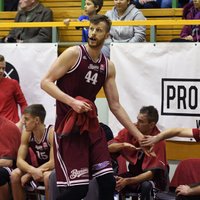 'Barons kvartāls' basketbolisti pēc diviem pagarinājumiem smagā cīņā uzvar 'Latvijas Universitāti'