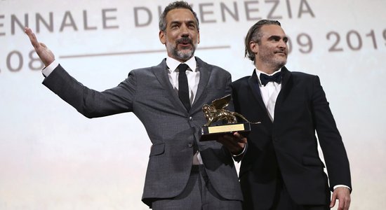 Pārsteigums Venēcijā – 'Zelta lauvu' kā labākā filma saņēmusi Toda Filipsa 'Džokers'