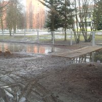 ФОТО, ВИДЕО: Ямы, лужи и тонны грязи - латвийцы жалуются на состояние дорог