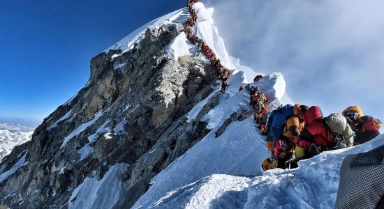 Латвийские альпинисты покорили Эверест и подняли украинский флаг