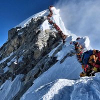 Everestā nedēļas laikā burzmas dēļ miruši septiņi kalnā kāpēji