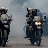 Krīzes skartā Venecuēla izstāsies no AVO; valstī turpinās nāvējoši protesti