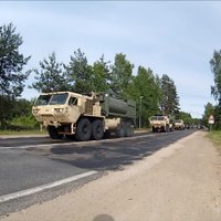 Video: Pa Tallinas šoseju transportē militāro tehniku