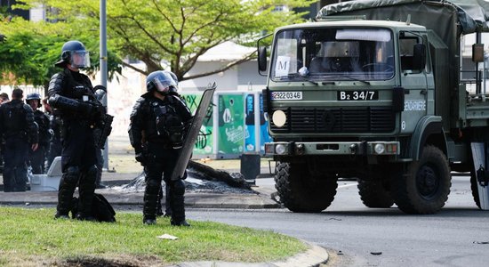 Franču Jaunkaledonijā uzplaiksnī vardarbīgi protesti un nemieri