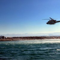 Grieķijā jūrā iekrīt helikopters ar trim apkalpes locekļiem