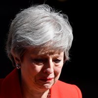 Премьер Британии Тереза Мэй объявила об уходе в отставку и заплакала