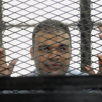 Ēģiptes tiesa attaisno Mursi atbalstītājus un 'Al Jazeera' operatoru