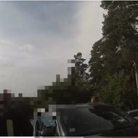 Video: Izsitot stiklu, pašvaldības policisti izglābj pārkarsušā mašīnā atstātu suni